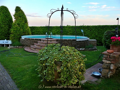 Brunnen vor Pool im Gallo delle Pille