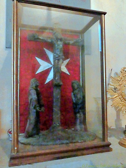 Kreuz in Vitrine