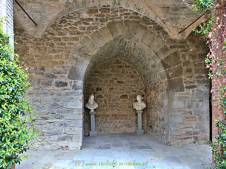 Statuen in Wandnische