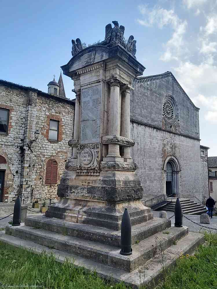 Denkmal vor Chiesa di S. Francesco Amelia