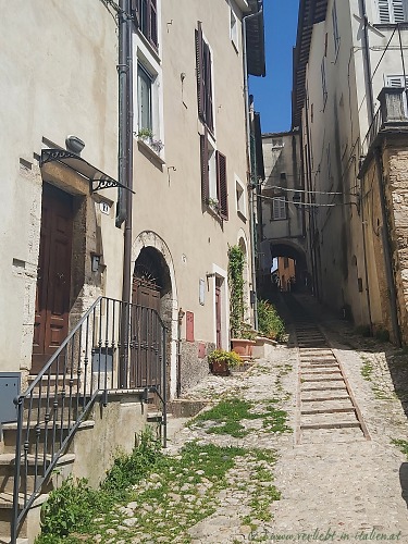 schmale Gasse in Amelia