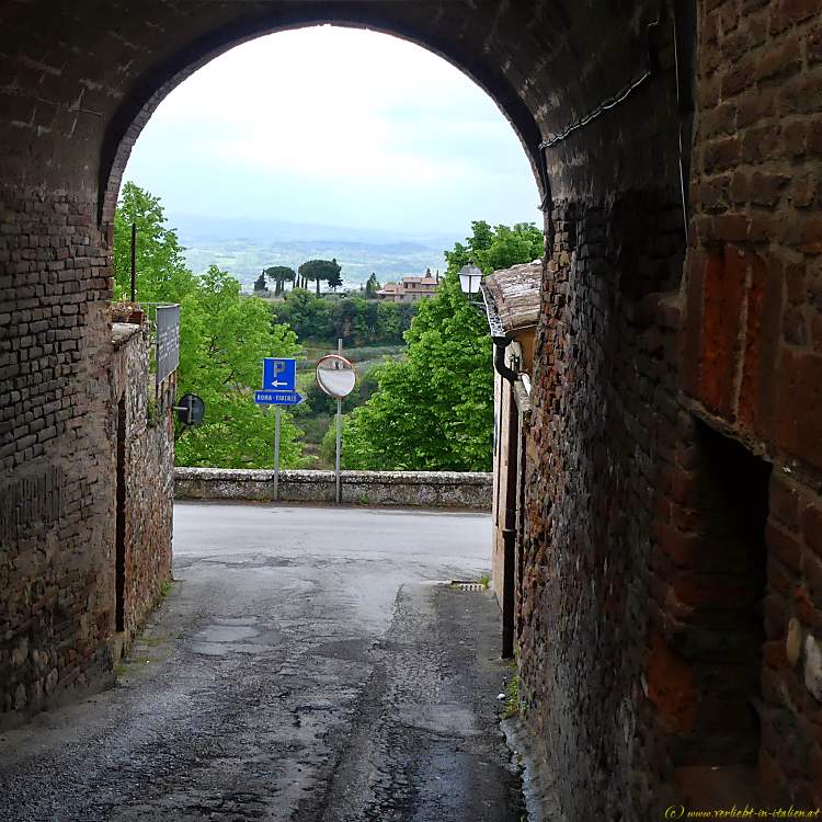 Durch die Stadtmauer